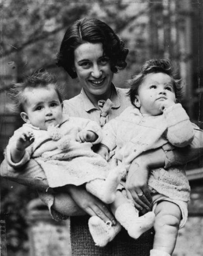 Джейн Дрю с дочками двойняшками 1937
