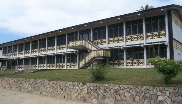 Одно из зданий школы Мфантсипим в Кейп-Косте (Гана)