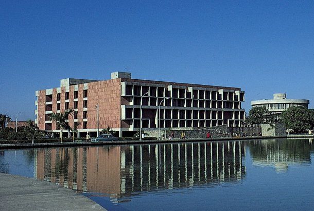 На территории Пенджабского университета Чиндигарх, Индия