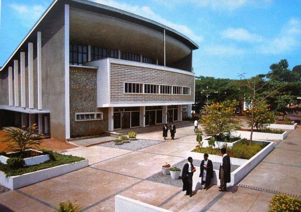 На территории Пенджабского университета Чиндигарх, Индия