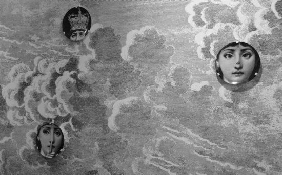 Три тарелки с изображениями Лины на фоне любимых обоев Барнабы — “Nuvolette” (“Облачка́”) из коллекции “Fornasetti” (Cole & Son)