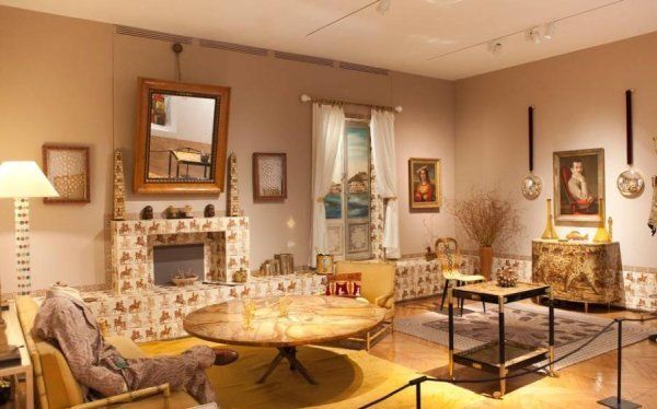 Воссозданная гостиная из Villa de Varenna. Обои Cole & Son, имитирующие рисунок керамической плитки.