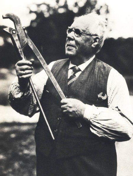 Юхан Петтер Юханссон (Johan Petter Johansson) демонстрирует трубный ключ