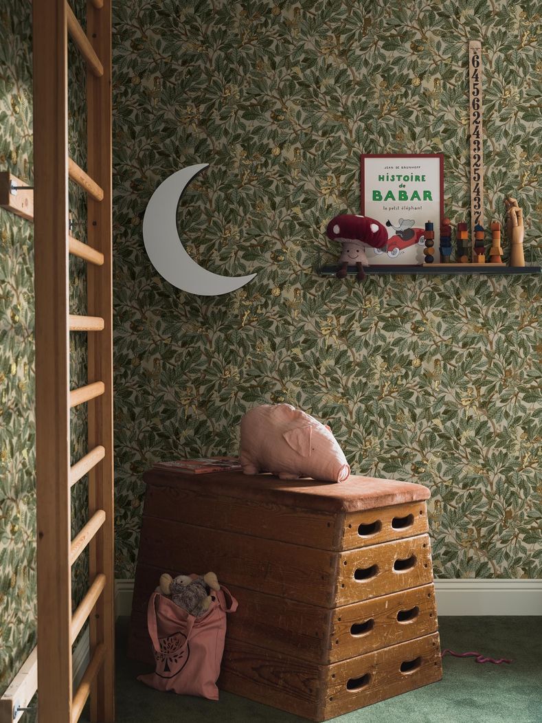 Изображение: интерьер детской с акцентной стеной у кровати, оформленной обоями FAIRIES
