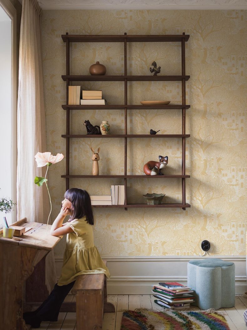 Изображение: интерьер с обоями KINGDOM OF THE WILLOW, возможно, в игровой зоне или по всей комнате