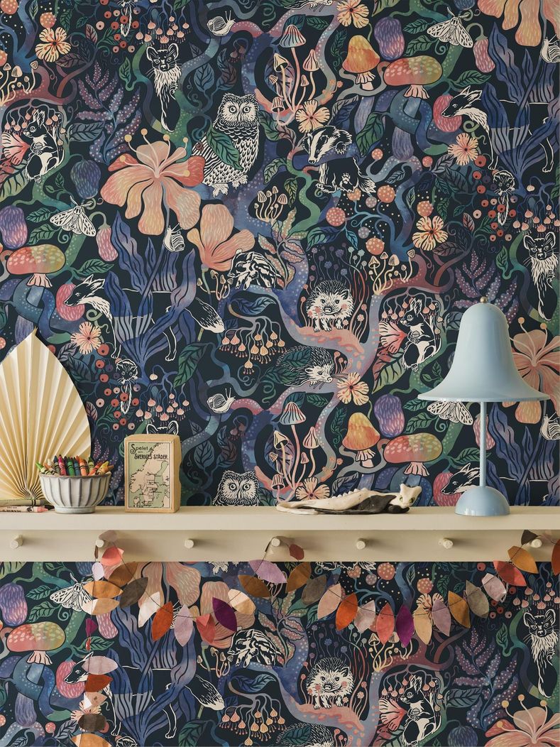 Изображение: фрагмент комнаты с обоями MAGIC WOODS, возможно, в комбинации с однотонными панелями
