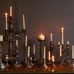 Канделябры со свечами на фоне обоев Cordovan от Cole & Son свинцового оттенка с имитацией кожи. Большой ассортимент английских обоев в Москве.