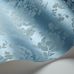 Рисунок обоев Giselle от Cole & Son, имитирующий шелковую ткань с перламутровым блеском и украшающим ее дамасским узором в нежных оттенках голубого, дарит ощущение возвышенной романтики. Выбрать обои для гостиной в интернет-магазине с бесплатной доставкой.