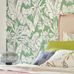 Приобрести английские обои в спальню арт. 112024 дизайн Parlour Palm из коллекции Zanzibar от Scion, Великобритания с принтом в виде пальмовых листьев белого цвета на зеленом фоне на сайте Odesign.ru, большой ассортимент