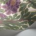Детализированное фото рулона обоев AURORA от Cole & Son из каталога The Pearwood Collection артикул 116/1001 c растительным рисунком цветущих пинов фиолетового цвета с золотым окаймлением и эффектами блочной печати.