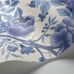 Фото рулона обоев "MIDSUMMER BLOOM" из каталога The Pearwood Collection  от Cole&Son с детализацией крупного цветочного  узора в сине голубых оттенках