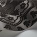 Фото рулона обоев PUGIN PALACE FLOCK от Cole & Son из каталога The Pearwood Collection с детализацией крупного дамасского узора под ткань бархата в уютнов дымчато сером цвете