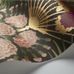 Флизелиновые обои пр-во Великобритания коллекция Seville от Cole & Son, яркий цветочный рисунок под названием Flamenco Fan на темном фоне. Обои для гостиной, обои для спальни. Купить обои в салоне Одизайн, большой ассортимент, бесплатная доставка