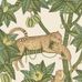 Обои для комнаты Satara от Cole & Son в оттенках зеленого и песочного на полотняном фоне с узором из экзотических деревьев, на ветках которых сидят леопарды. Купит английские обои в салонах О-Дизайн.