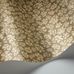 Обои для стен Savanna Shell от Cole & Son в оттенках светло-коричневого и серебряно-золотого металлика, узор которых напоминает рисунок на панцире леопардовой черепахи. Выбрать обои с орнаментом на сайте odesign.ru.