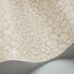 Обои для стен Savanna Shell от Cole & Son в оттенках пергаментного и полотняного с перламутровым блеском, узор которых напоминает рисунок на панцире леопардовой черепахи. Выбрать обои в интернет-магазине.