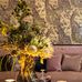 Восхитительные флизелиновые обои Royal Giraffe Gilded арт. 129/3010 от Cole&Son каталог Ardmore Baobab, с изображением королевских жирафов на фоне цвета благородного золота в интерьере гостиной премиум-класса.