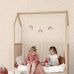 Флизелиновые бежевые обои с ромашками для детской Daisies beige арт. 131112 в интерьере комнаты — уютный и игривый узор для стен.