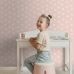 Розовые флизелиновые обои с ромашками для девочек Daisies pink арт. 131113 в интерьере комнаты — уютный и игривый узор для стен.