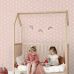 Розовые флизелиновые обои с ромашками для спальни Daisies pink арт. 131113 в интерьере комнаты — уютный и игривый узор для стен.