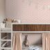 Розовые флизелиновые обои с ромашками для игровой Daisies pink арт. 131113 в интерьере комнаты — уютный и игривый узор для стен.
