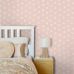Розовые флизелиновые обои с ромашками для спальни Daisies pink арт. 131113 в интерьере комнаты — уютный и игривый узор для стен.
