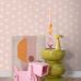 Розовые флизелиновые обои с ромашками для принцессы Daisies pink арт. 131113 в интерьере комнаты — уютный и игривый узор для стен.