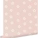 Розовые флизелиновые обои с ромашками для стен Daisies pink арт. 131113 в интерьере комнаты — уютный и игривый узор для стен.