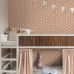 Детские обои с ромашками для комнаты Daisies terracotta pink арт. 131117 — уютный и игривый узор для стен.
