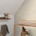 Флизелиновые обои для мальчиков и девочек Little clouds beige арт. 139515 — с облачками в теплых бежевых тонах создают веселую атмосферу, превращая комнату в пространство для фантазий и приключений.