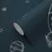 Крупный план флизелиновых светящихся обоев со звездами — текстура и детали узора.