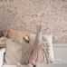 Флизелиновые обои для спальни wildflowers antique pink and lilac purple арт. 139841 с полевыми цветами в оттенках античного розового и нежного лилового — идеальное решение для создания акцентной стены в вашем интерьере. Купить с бесплатной доставкой по РФ.
