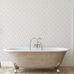 Интерьер ванной комнаты декорированный фактурными обоям в Modern Geometric артикул 1509-1 с геометрическим шевронным узором серого и глянцевого цвета на белом фоне