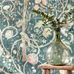 Подобрать панно для гостиной арт. 216706 из коллекции Melsetter от Morris, Великобритания в цвете индиго с крупным  растительным узором в шоу-руме в Москве.Фото в интерьере