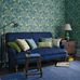 Интерьер гостиной декорированной обоями морской тематики в бирюзово голубых тонах Morris Seaweed