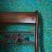 Интерьер английской столовой декорированной  бумажными обоями Willow Bough артикул 216952 с растительным узором ивовых ветвей цвета изумруда
