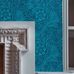 Интерьер английского кабинета декорированный обоями Marigold артикул 216954 из каталога Ben Pentreaths Queen Square с плотным гобеленным ретро узором из цветущих бархатцев в монохромно голубом цвете