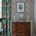 Ретро интерьер английской гостиной декорированный обоями Marigold артикул 216955 из каталога Ben Pentreaths Queen Square с плотным растительным узором из цветущих бархатцев в монохромно коричневом цвете