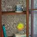 Фрагмент интерьера гостиной декорированной бумажными обоями Poppy артикул 216957 от фабрики Morris & Co с узором цветущих маков в стила Ар Нуво