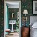 Интерьер ванной и спальни декорированный дизайнерскими английскими обоями Blackthorn от Morris & Co с насыщенным многоцветным растительным орнаментом, напоминающим гобелен, усыпанный цветами терна, незабудок и колокольчиков