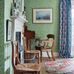 Классический английский интерьер гостиной с камином декорированный бумажными ретро обоями  Willow  от Morris & Co с растительным узором из зеленых ивовых ветвей на бирюзовом фоне
