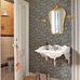 Интерьер ванной комнаты декорированный виниловыми обоями в мелкий цветочек