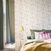 Интерьер голландской спальни декорированный обоями с акварельно цветочным узором