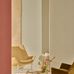 Интерьер гостиной с фактурными виниловыми обоями разных цветовых оттенков