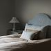 Интерьер спальни с шведскими ретро обоями в мелкий стилизованный цветочек