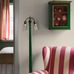 Интерьер гостиной декорированный цветочными обоями в ретро стиле