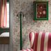 Цветочные классические обои на основе имитирующей ткань в интерьере гостиной