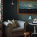 Интерьер гостиной шведской дачи с флизелиновыми обоями Vintergrona в стиле Ар-Нуво