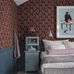 Интерьер мансардной спальни с цветочными обоями на бордовом фоне из каталога  New Heritage
