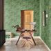 Голландский интерьер гостиной с фактурными цветочными обоями в стиле шинуазри